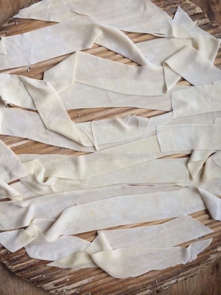 酸汤面叶,如图擀<a style='color:red;display:inline-block;' href='/shicai/ 4687'>面</a>叶，擀的薄一点，切成大条条，实际上好多人也用混沌皮