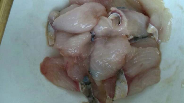 ≈番茄鱼片汤≈,<a style='color:red;display:inline-block;' href='/shicai/ 62397'>草鱼片</a>用盐，料酒，香油，生粉抓匀