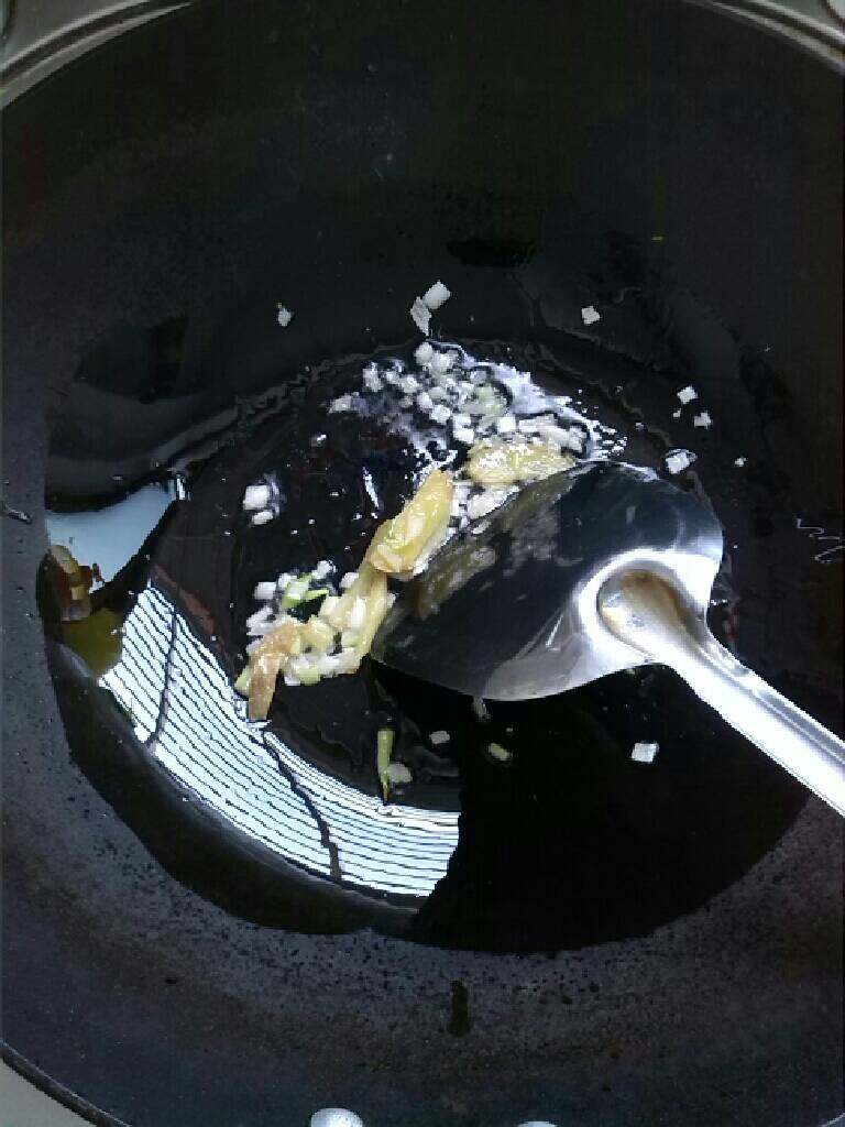 ≈番茄鱼片汤≈,葱姜爆香
