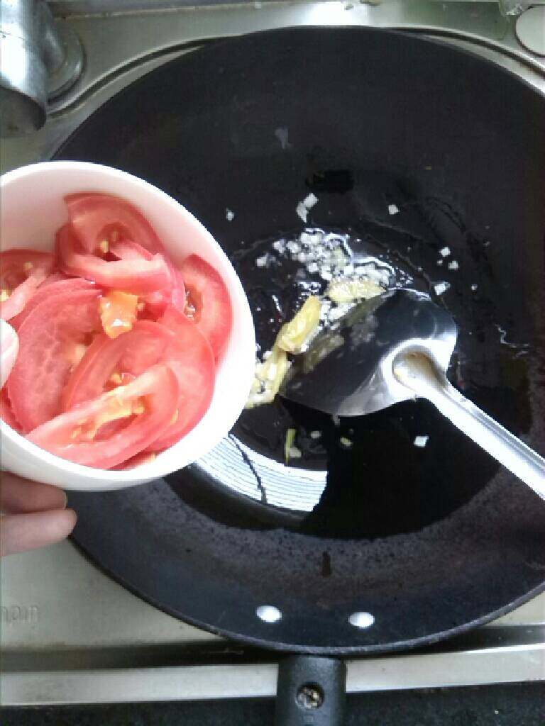 ≈番茄鱼片汤≈,倒入番茄炒出沙