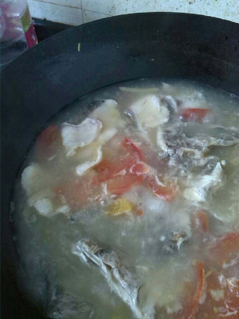 ≈番茄鱼片汤≈,烧开后下入鱼片，煮开，加入盐，白糖，香油调味即可
