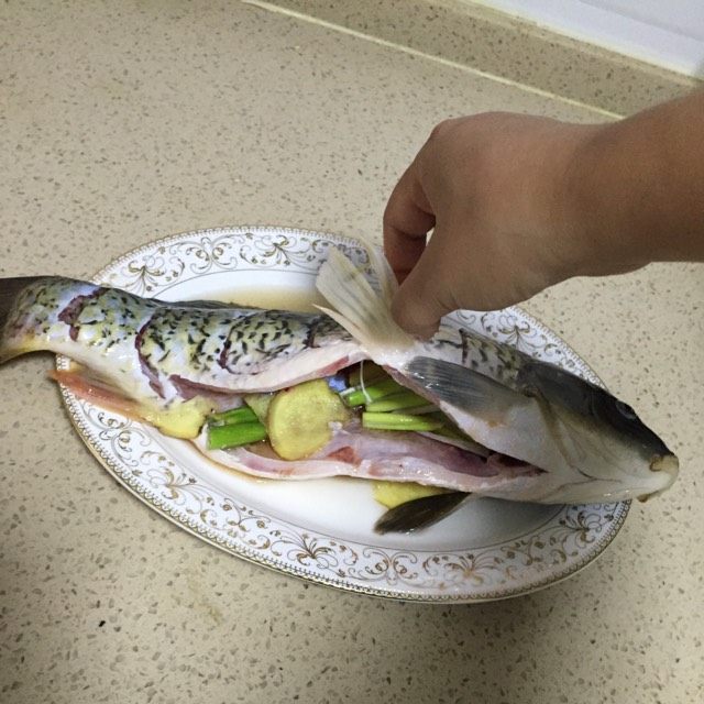 红烧鲤鱼,鲤鱼用<a style='color:red;display:inline-block;' href='/shicai/ 718'>料酒</a>和少量盐腌制一会，鱼肚里放几片<a style='color:red;display:inline-block;' href='/shicai/ 37'>姜</a>和<a style='color:red;display:inline-block;' href='/shicai/ 138'>大葱</a>去腥！