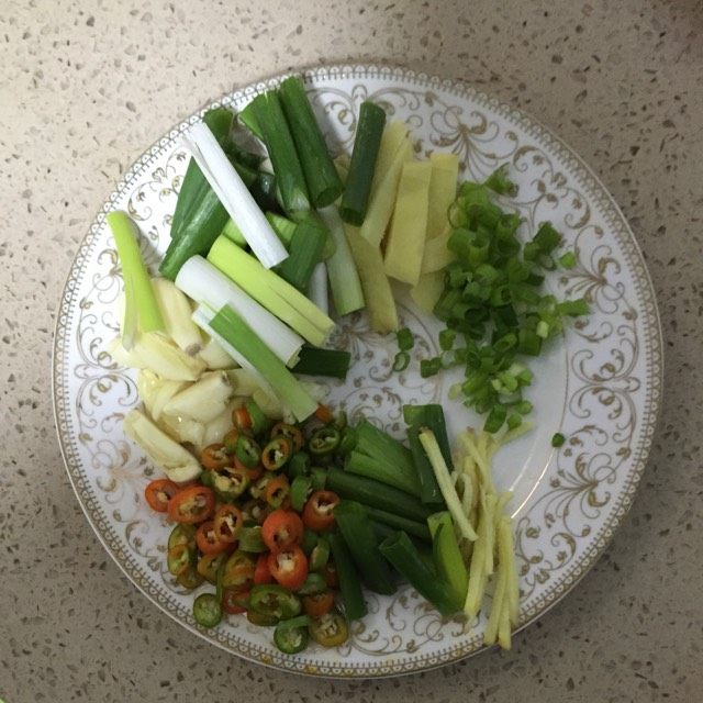 红烧鲤鱼,如图葱、姜、蒜、<a style='color:red;display:inline-block;' href='/shicai/ 11180'>线椒</a>，切好备用。