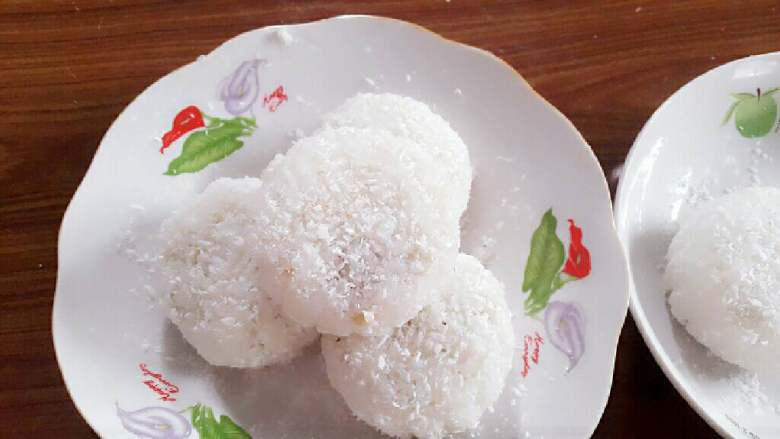 五仁椰蓉米月饼,最后再用模具压制成型即可。
如果不想用椰蓉可以用抹茶粉之类自己喜欢的粉代替。
裹上一层椰蓉可以防止粘黏脱模。