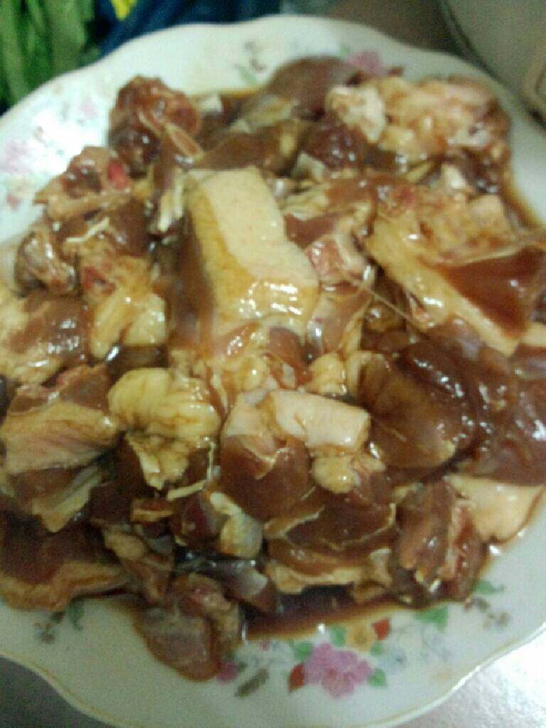 鸭肉炒尖椒,<a style='color:red;display:inline-block;' href='/shicai/ 320'>鸭肉</a>洗干净切块，用盐，<a style='color:red;display:inline-block;' href='/shicai/ 762'>老抽</a>，<a style='color:red;display:inline-block;' href='/shicai/ 788'>生抽</a>，<a style='color:red;display:inline-block;' href='/shicai/ 721'>蚝油</a>，<a style='color:red;display:inline-block;' href='/shicai/ 720'>胡椒粉</a>，<a style='color:red;display:inline-block;' href='/shicai/ 718'>料酒</a>，<a style='color:red;display:inline-block;' href='/shicai/ 512'>玉米淀粉</a>搅拌均匀腌制一小时