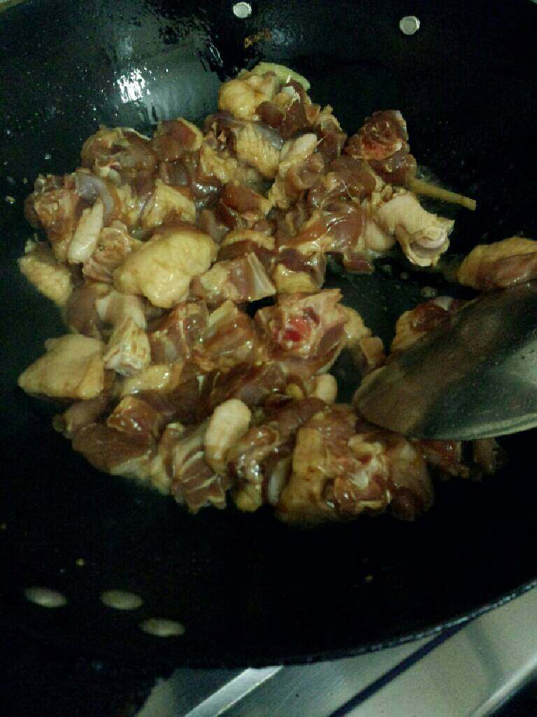 鸭肉炒尖椒,在放入鸭肉炒出汁来，在盖上锅盖焖至汁快收干