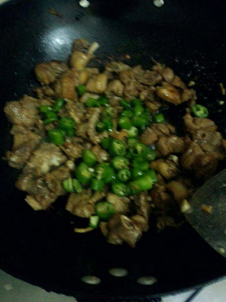 鸭肉炒尖椒,收干后在放入尖椒爆炒