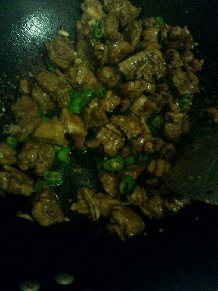鸭肉炒尖椒,炒至熟即可关火