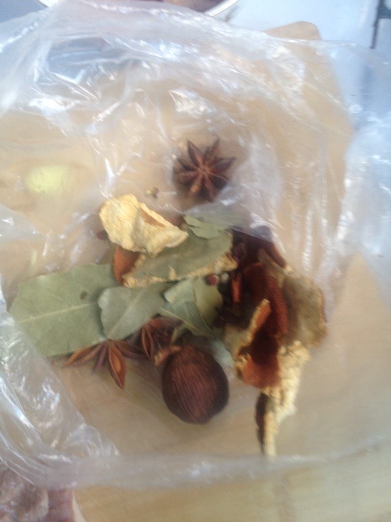 炖牛排,放<a style='color:red;display:inline-block;' href='/shicai/ 3742'>香料</a>一起炖一个半小时差不多了