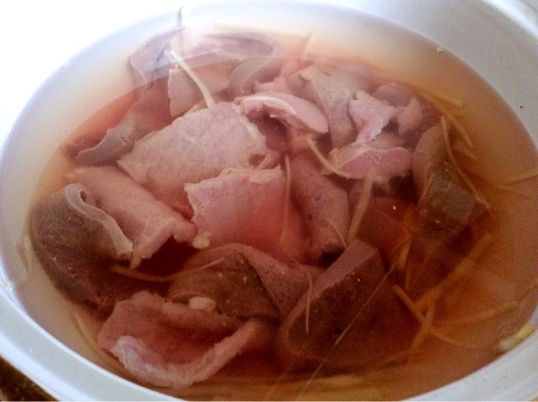 浸猪肝(猪润水),将猪肝、瘦肉冼净切片,<a style='color:red;display:inline-block;' href='/shicai/ 37'>姜</a>切丝。放入沙锅,落少许盐、胡椒粉腌5分钟,放凉开水浸1小时,