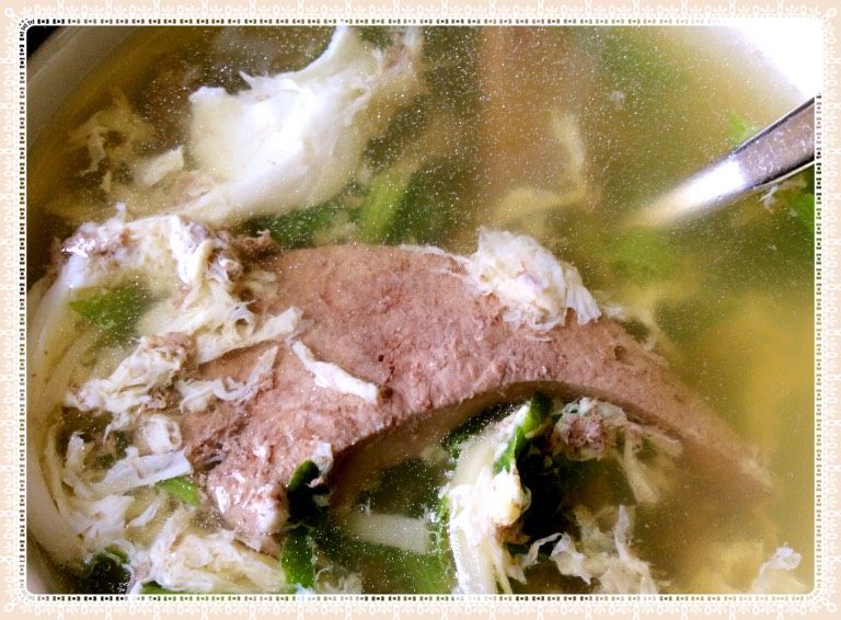 浸猪肝(猪润水),打开炉,中火,水开即关炉,放已打匀的鸡蛋搅拌一下,调味,放点胡椒粉就ok啦。