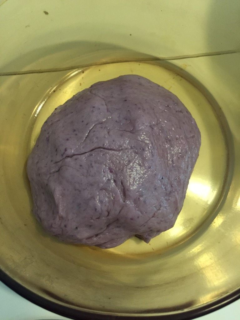 玫瑰豆沙酥（橄榄油）,将水油皮各材料揉至面团状，松弛1小时。等分成30克/份的小面团