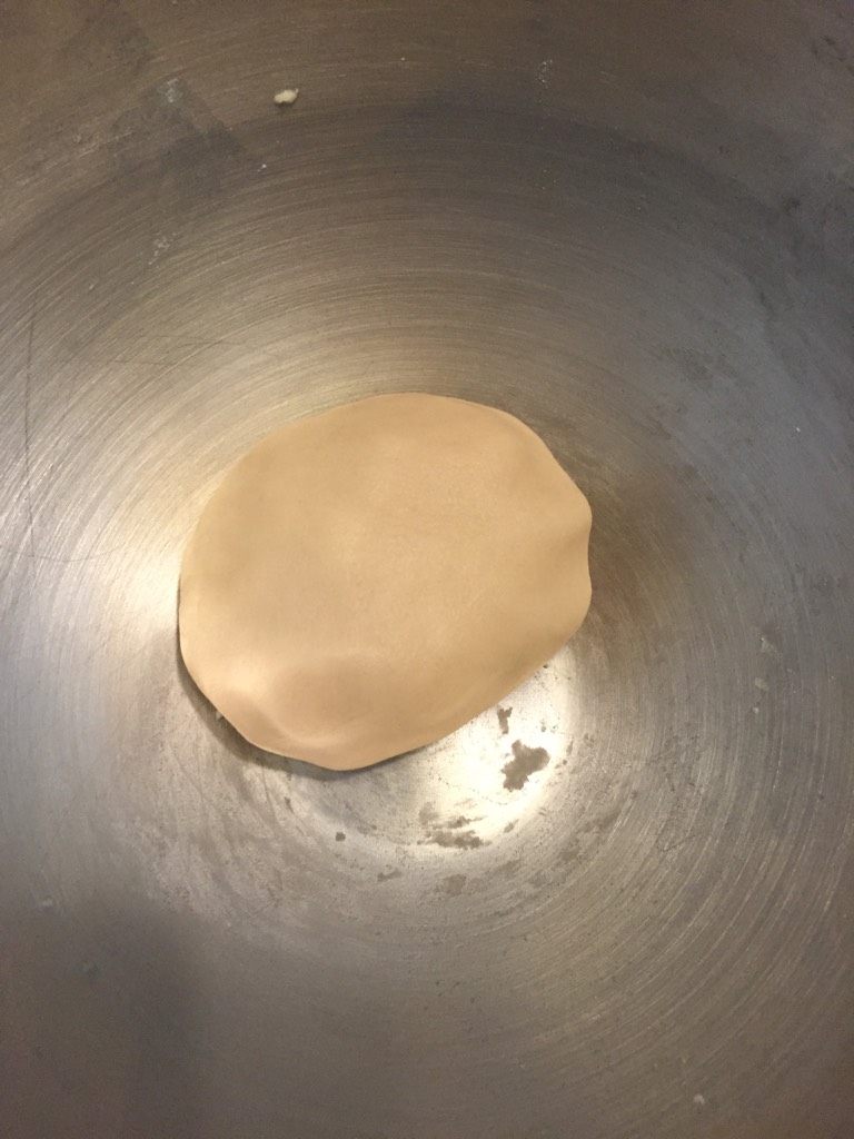玫瑰豆沙酥（橄榄油）,将油酥材料揉至面团状，松弛1小时。等分成20克/份的小油酥
