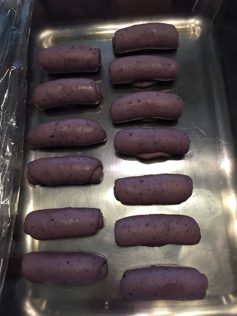 玫瑰豆沙酥（橄榄油）,松弛20分钟，擀成椭圆形，自上而下卷起