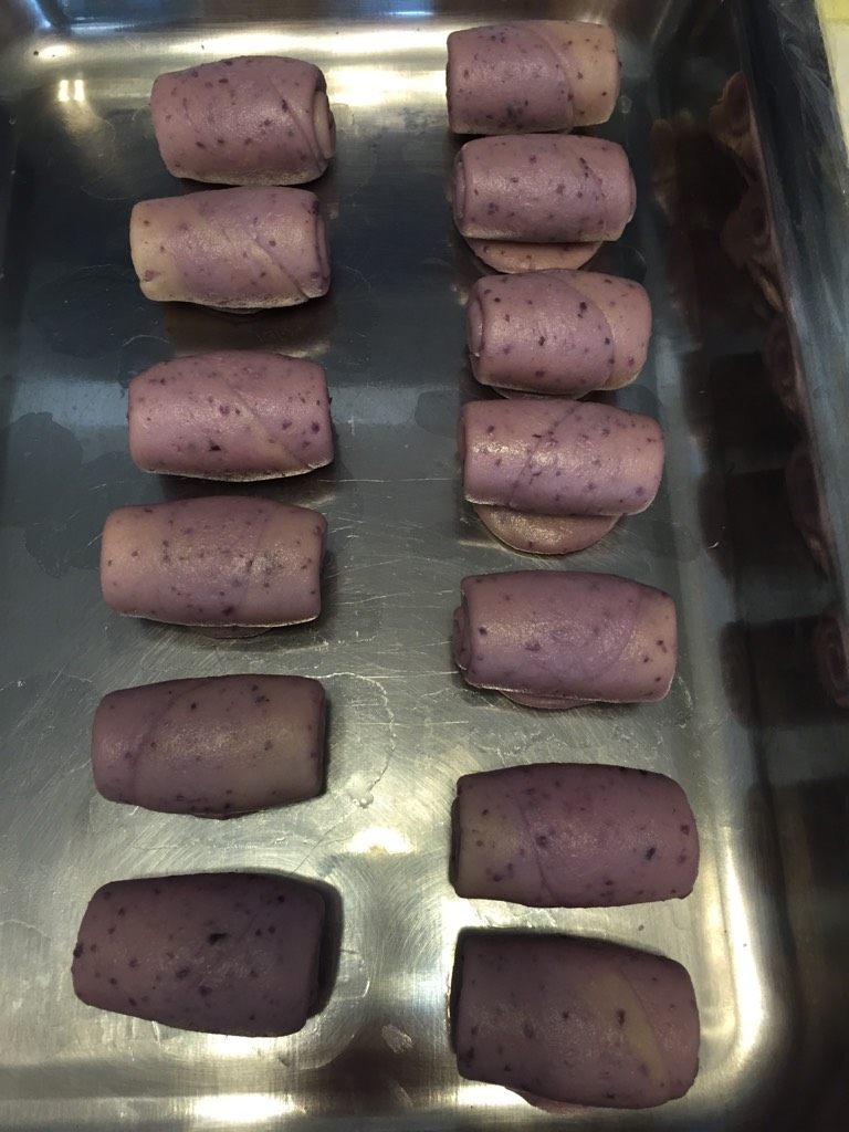 玫瑰豆沙酥（橄榄油）,松弛20分钟，在擀成长条，自上而下卷起