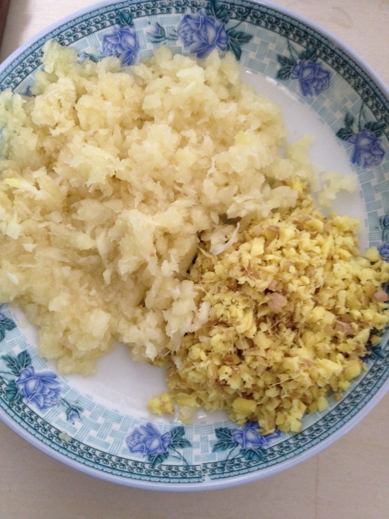 辣白菜,姜蒜剁末备用