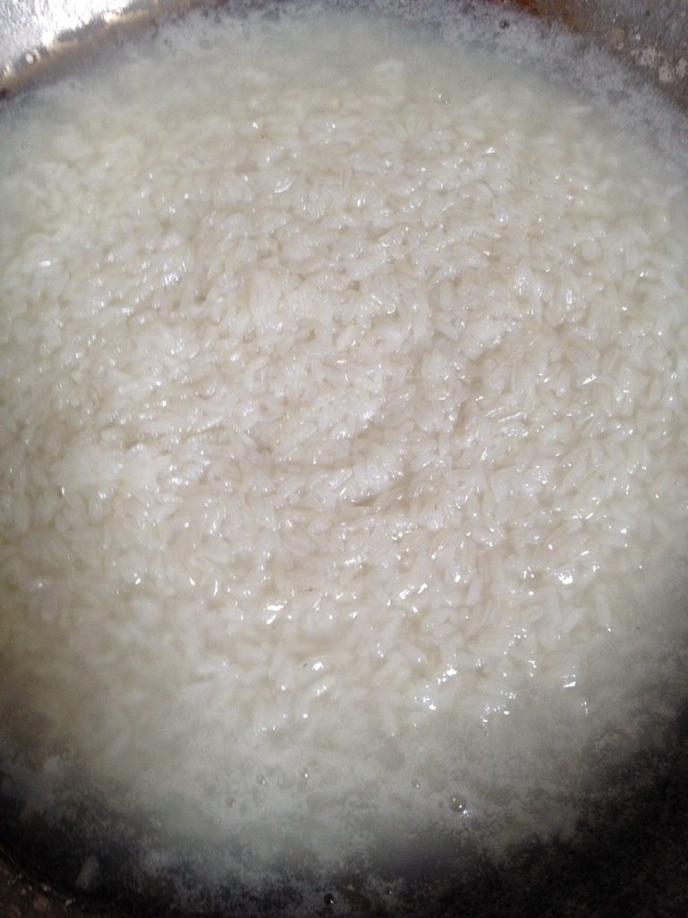 辣白菜,<a style='color:red;display:inline-block;' href='/shicai/ 498'>糯米</a>煮至八分熟，冷却备用（我的<a style='color:red;display:inline-block;' href='/shicai/ 498'>糯米</a>煮干了，大家煮<a style='color:red;display:inline-block;' href='/shicai/ 498'>糯米</a>时可以多加点水）