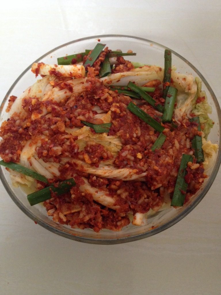辣白菜,每片白菜上都抹上调制好的料，放入冰箱腌制三天就可以吃了