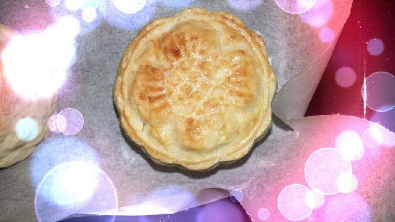 黄油酥皮月饼,预热烤箱,上下火150度。用小毛扫在月饼上扫上鸡蛋黄,要少量轻轻地扫。放入烤箱中层,烤15分钟,取出,再扫上一层蛋黄,再放入烤5分钟,烤完后可停放在烤箱内焖几分钟,等表面颜色更好些。
