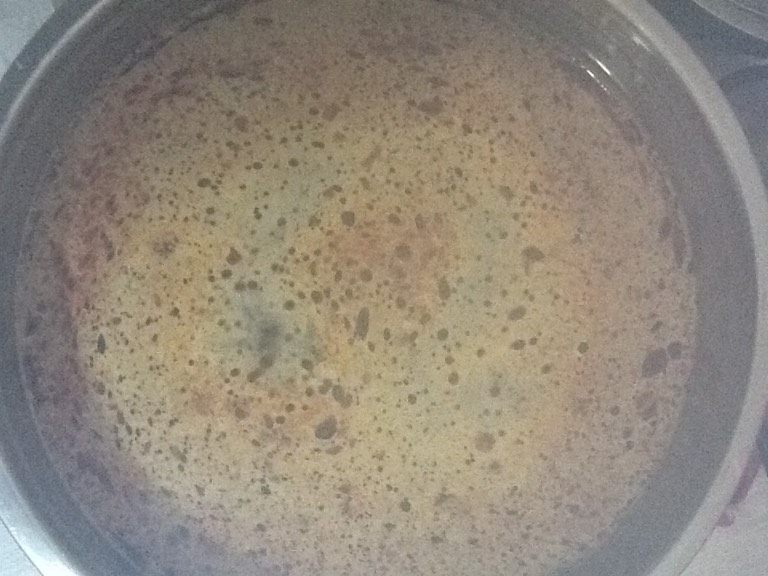 羊肉金沙河面片,将<a style='color:red;display:inline-block;' href='/shicai/ 4159'>火锅底料</a>放入沸腾的水中待水再次沸腾