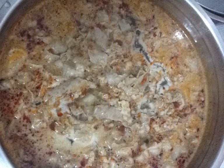 羊肉金沙河面片,将<a style='color:red;display:inline-block;' href='/shicai/ 7753'>羊肉片</a>放入锅中煮沸