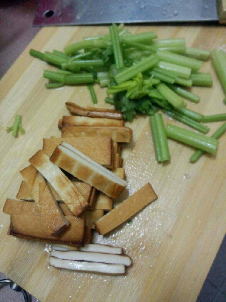 香干芹菜炒肉,<a style='color:red;display:inline-block;' href='/shicai/ 428'>五花肉</a>切片，<a style='color:red;display:inline-block;' href='/shicai/ 37'>姜</a>切丝，<a style='color:red;display:inline-block;' href='/shicai/ 473'>香干</a>切小块<a style='color:red;display:inline-block;' href='/shicai/ 125'>芹菜</a>切段