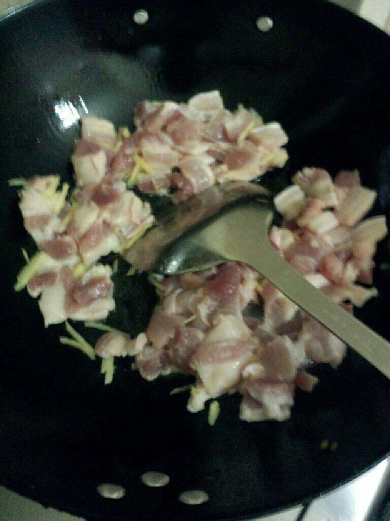 香干芹菜炒肉,锅加油烧热放姜丝和肉片炒