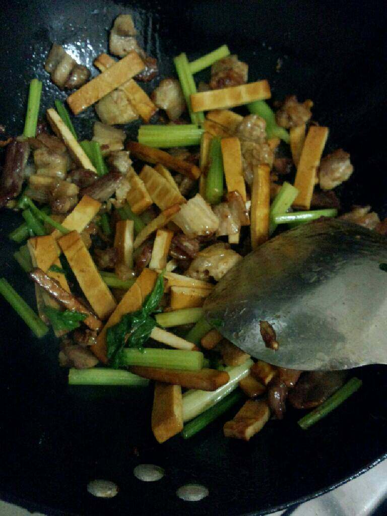 香干芹菜炒肉,炒熟即可关火