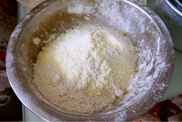 红豆月饼,盆中倒入低筋粉,少许高筋粉和<a style='color:red;display:inline-block;' href='/shicai/ 1124'>奶粉</a>