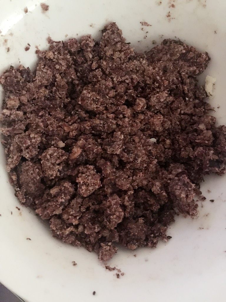 红豆月饼,如图,把红豆粉末放入锅中,倒入5勺油,放入白糖5勺,翻炒几分钟盛出