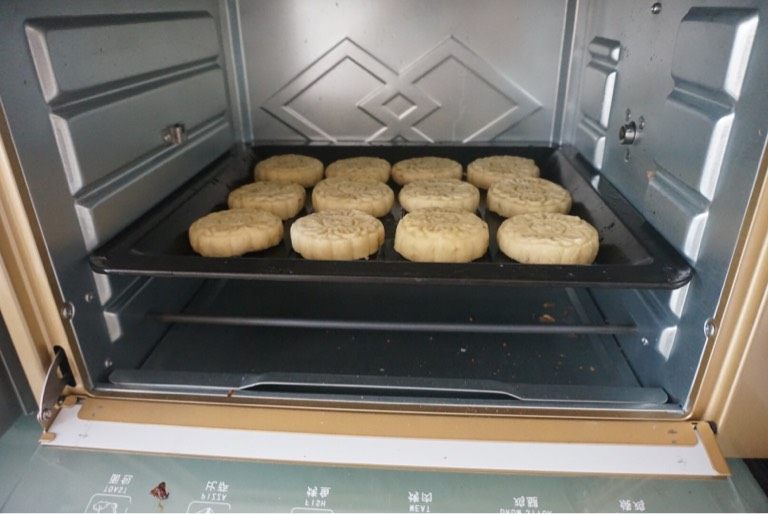 红豆月饼,如图,烤箱180度,7分钟,出炉,刷上蛋液,再烤10分钟