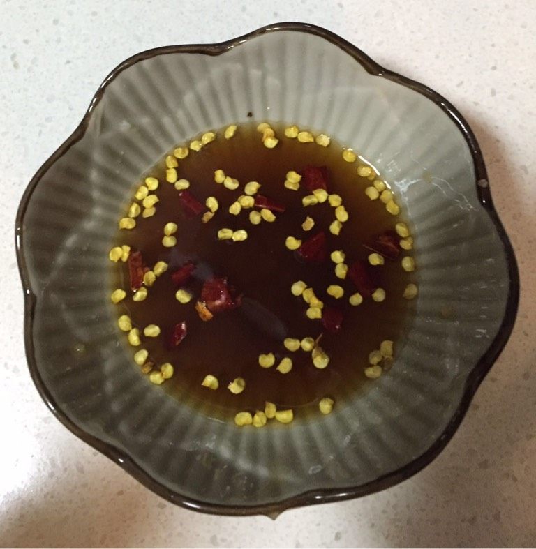 烤鱼片,将酱汁调料混合，搅拌均匀