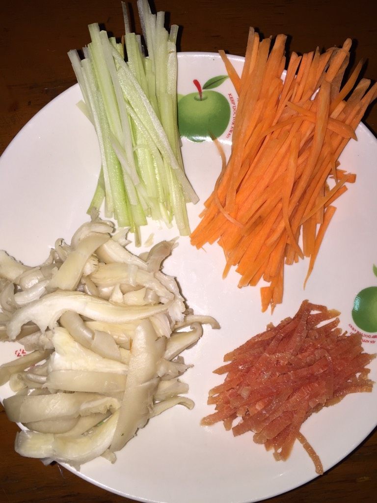 蔬菜肉丝炒面片,准备好材料,或者选择自己喜欢的菜,我是懒得出去买菜家里有什么菜就随便放了点