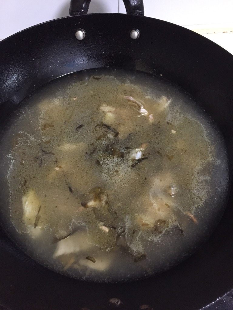 酸菜鱼刀削面片,锅里放入油,加入酸菜煸炒片刻后加入鱼骨翻炒后加入清汤烧开后,慢慢熬煮10分钟
