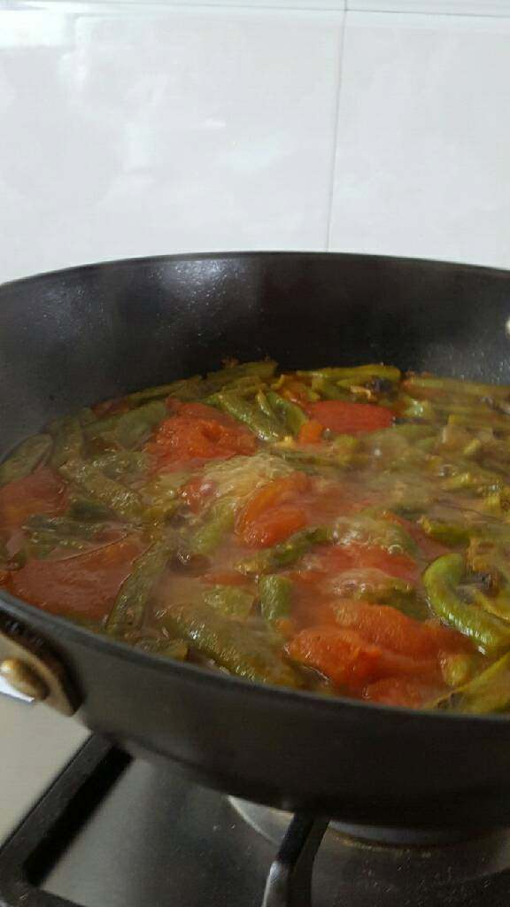 素豆角蒸面,炒<a style='color:red;display:inline-block;' href='/shicai/ 3639'>豆角</a>和<a style='color:red;display:inline-block;' href='/shicai/ 3551'>西红柿</a>。