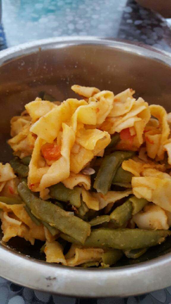 素豆角蒸面,豆角差不多熟了，放上蒸屉蒸面，或者另起一锅蒸面，十分钟左右，面熟，放入菜里。