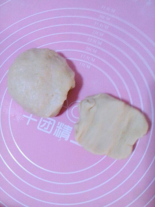 红薯蛋黄酥,将面皮和油酥分别揉好,盖上保鲜膜醒半个小时左右。