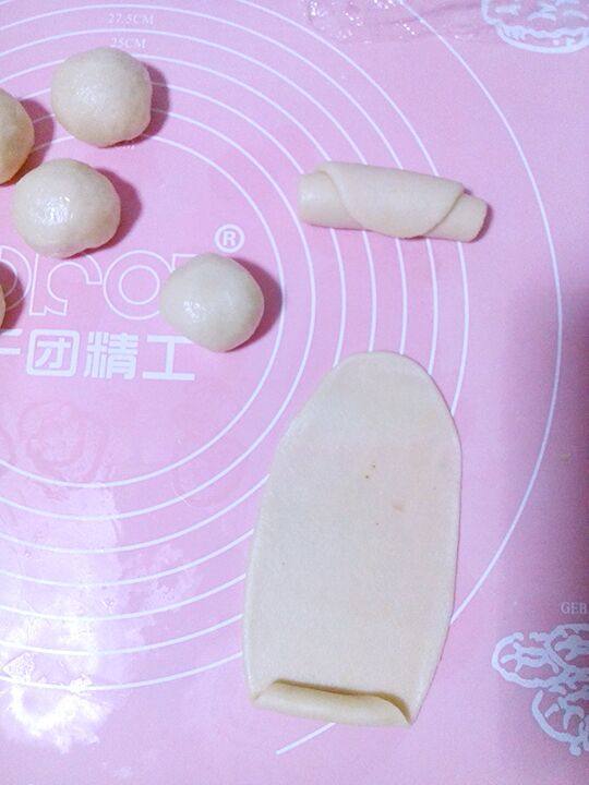 红薯蛋黄酥,把卷好的面团,用擀面杖擀成长椭圆形面片。再次把面片卷起来。