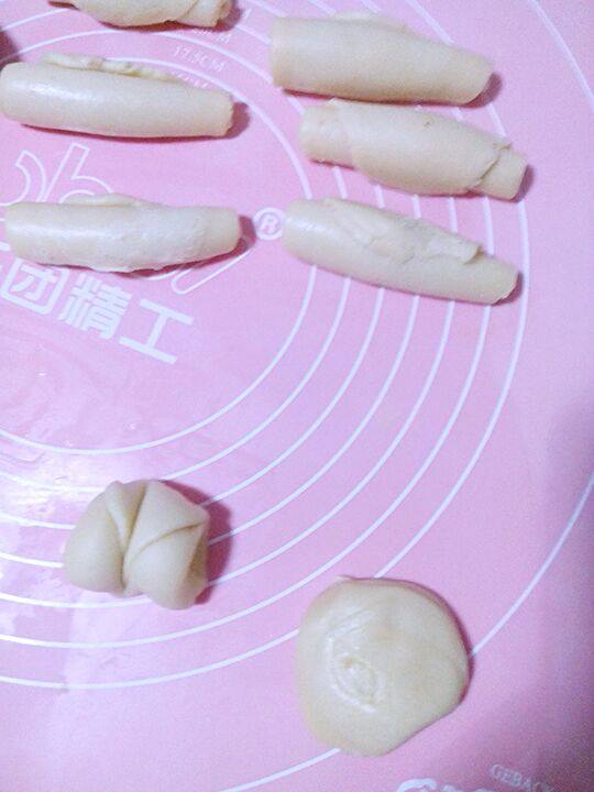 红薯蛋黄酥,反复两次擀开卷起。