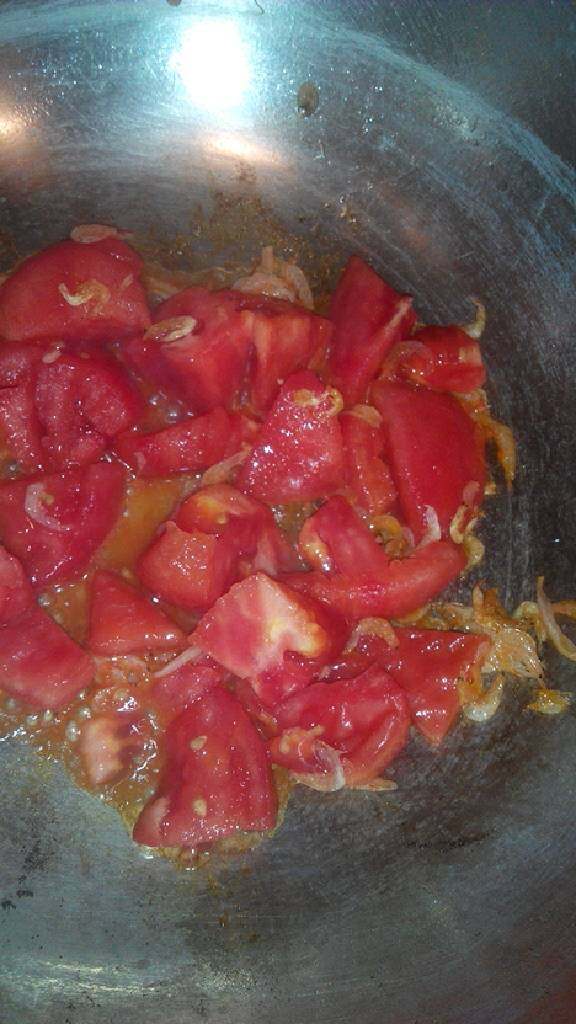 金沙河面片汤,加入西红柿块和适量酱油翻炒后放适量水