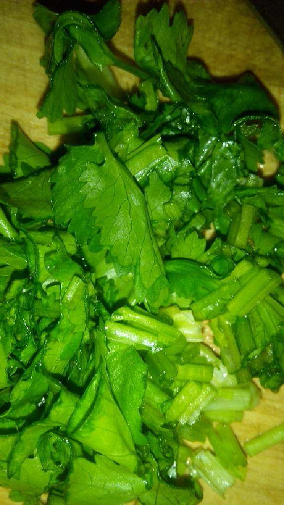 金沙河面片汤,加入提前切好的<a style='color:red;display:inline-block;' href='/shicai/ 131'>香菜</a>