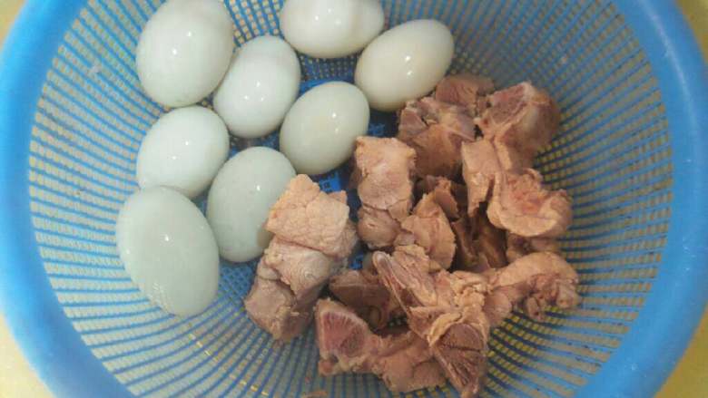 蚝士黑豆生地猪骨煲鸭蛋,先把鸭蛋放在水中浸泡,再把鸭蛋洗干净,<a style='color:red;display:inline-block;' href='/shicai/ 948'>猪脊骨</a>也要洗干净,放在热水中煮5分钟,捞起来用凉水把血水清洗干净!备用!