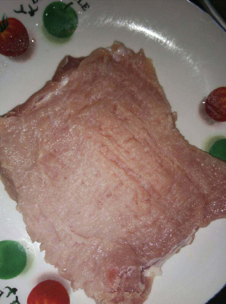 炸猪排,如图切成大长片,厚度1厘米左右,用刀背拍松肉