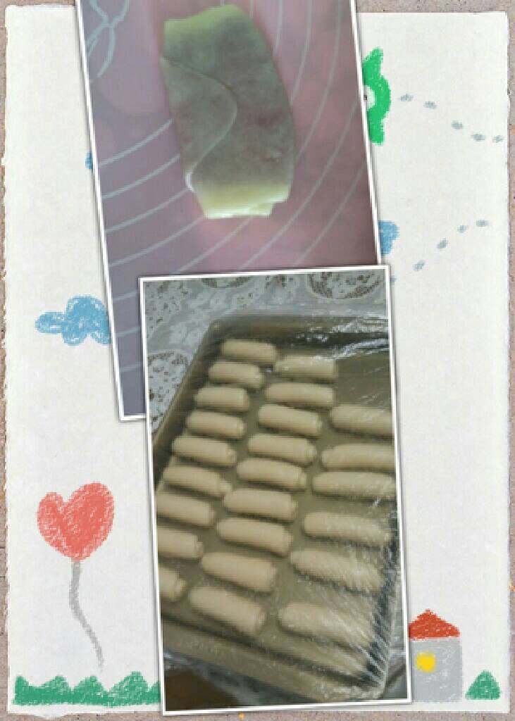 蛋黄酥,然后再竖着擀长,卷起,盖保鲜膜松弛15分钟