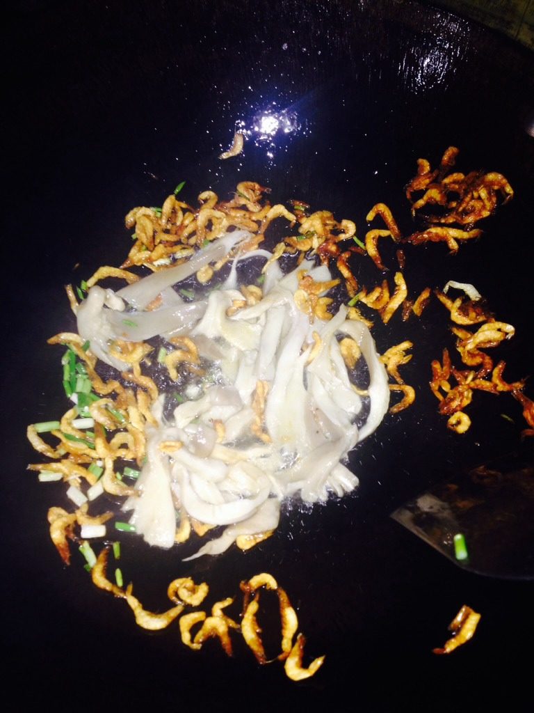 白菜平菇虾米面片汤,放平菇和葱花翻炒几下
