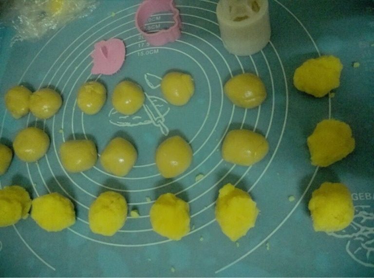 金沙奶黄月饼,如图月饼皮和奶黄馅儿均分成12份,皮20 克,馅儿30克