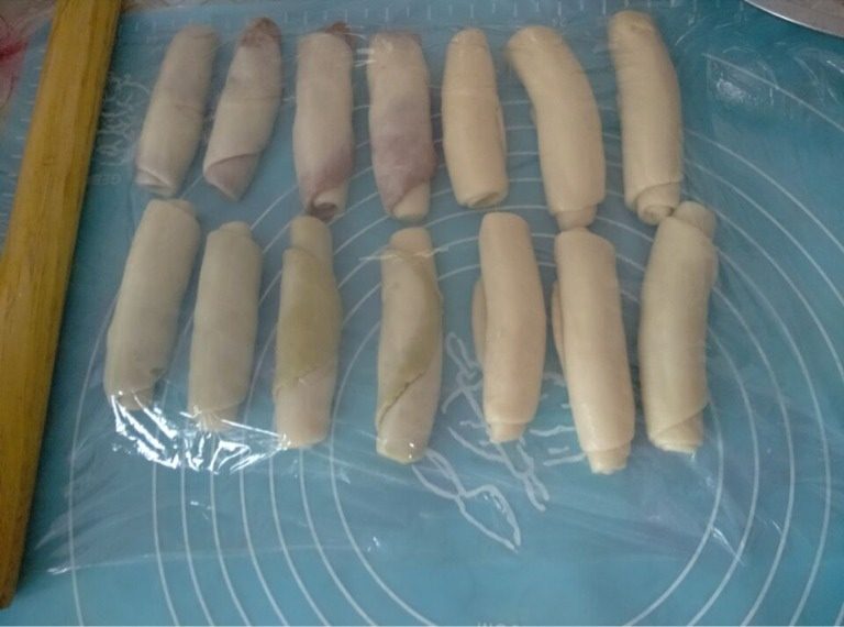 双色蛋黄酥,如图依次做好所有的静置15分钟(请忽略右边6个^_^)