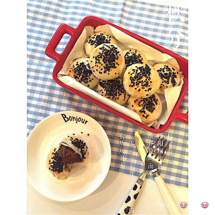 月饼节活动,苏式榨菜鲜肉月饼,180度预热好烤箱,放入烤盘200度烤30分钟即刻就可以享用了,热热的时候最好吃了。