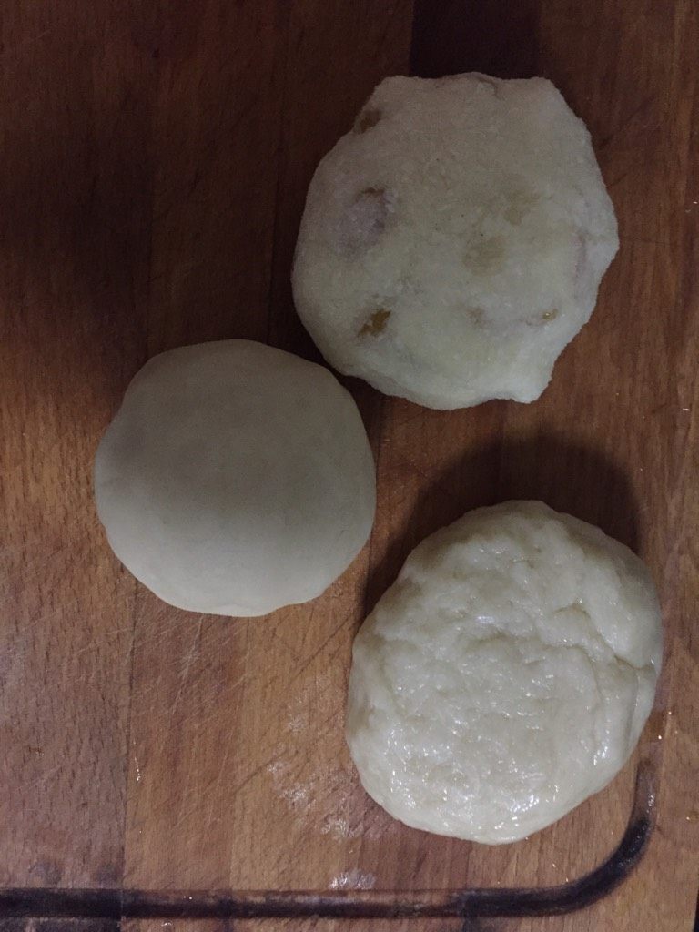 月饼节活动,苏式榨菜鲜肉月饼,把油皮部分的材料用手和在一起揉成团,放入保鲜膜30分钟。