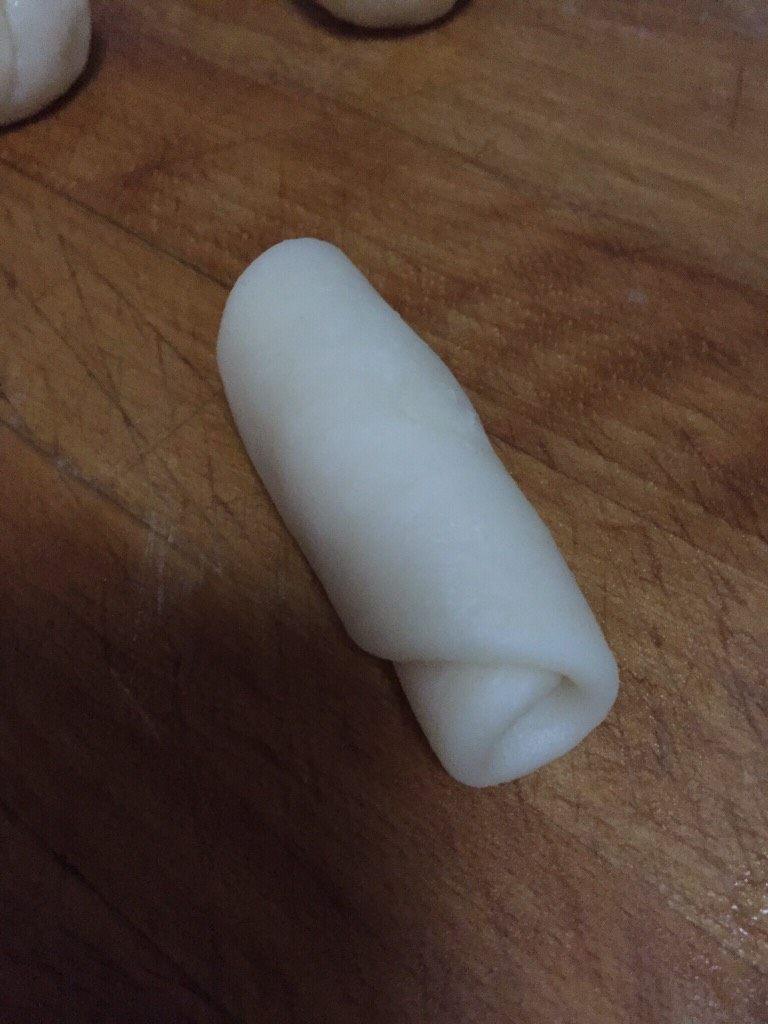 月饼节活动,苏式榨菜鲜肉月饼,然后再把卷这个面卷接口在上压扁,继续擀成长圆形,自用手指卷起,15个都卷好后再静置20分钟。